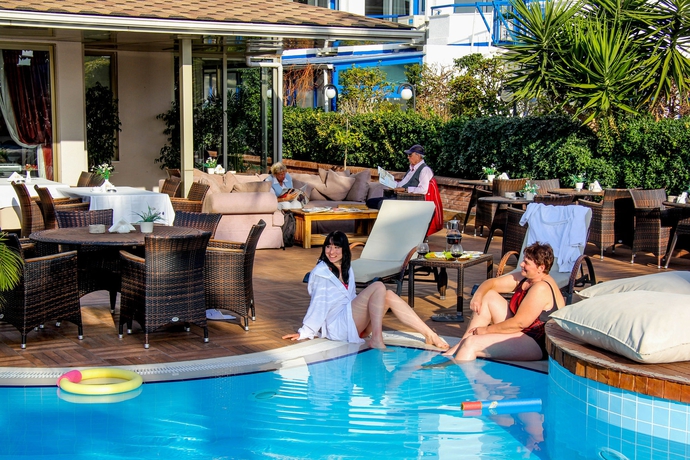 Imagen de la piscina del Hotel Savk. Foto 16