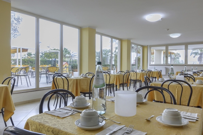 Imagen del bar/restaurante del Hotel Savoia, Misano Adriatico. Foto 2