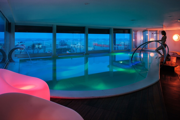 Imagen de la piscina del Hotel Savoia Rimini. Foto 13