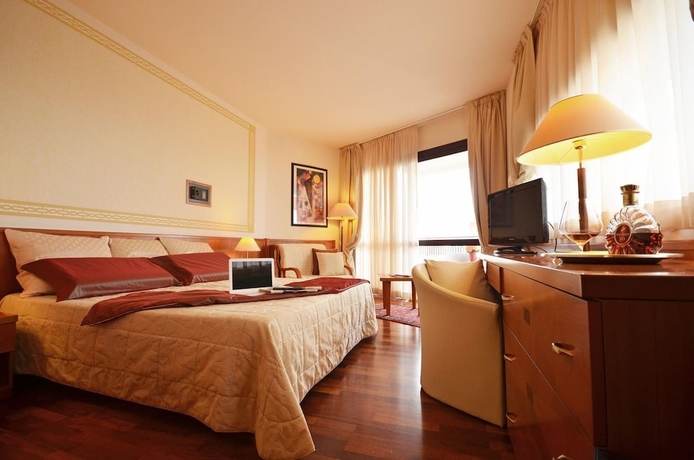 Imagen de la habitación del Hotel Savoy Beach and Thermal Spa. Foto 11