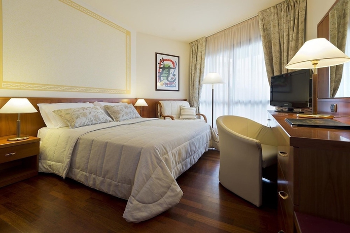 Imagen de la habitación del Hotel Savoy Beach and Thermal Spa. Foto 13