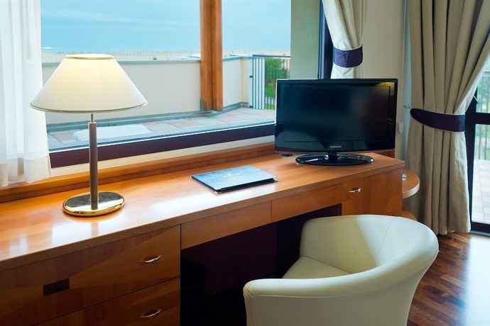 Imagen de la habitación del Hotel Savoy Beach and Thermal Spa. Foto 14