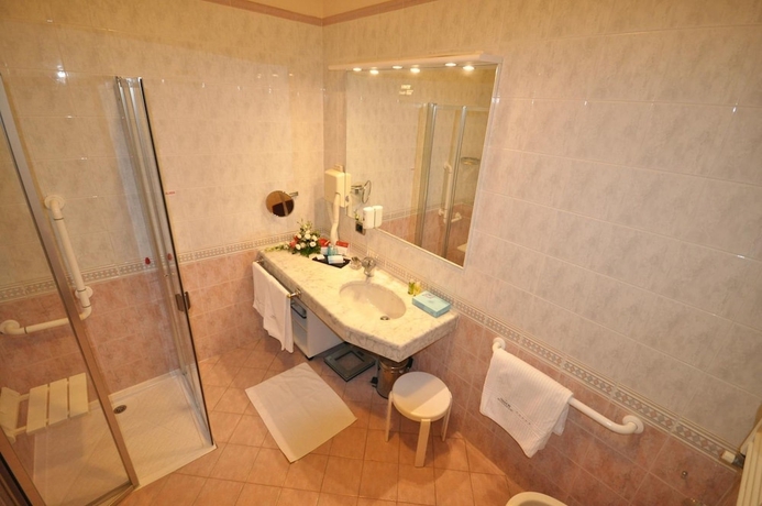 Imagen de la habitación del Hotel Savoy Beach and Thermal Spa. Foto 15