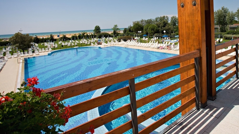 Imagen de la piscina del Hotel Savoy Beach and Thermal Spa. Foto 18