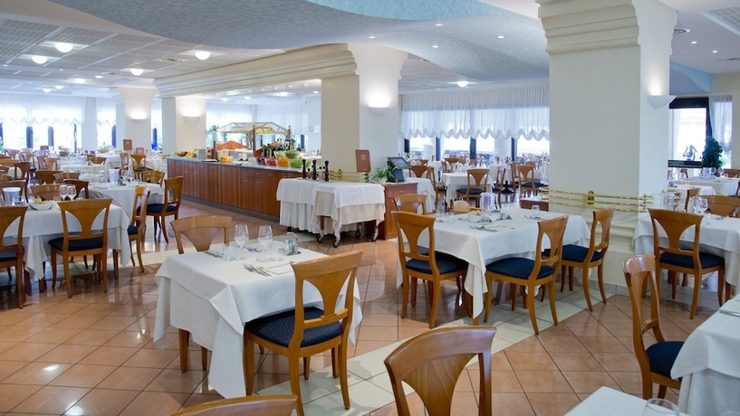 Imagen del bar/restaurante del Hotel Savoy Beach and Thermal Spa. Foto 3