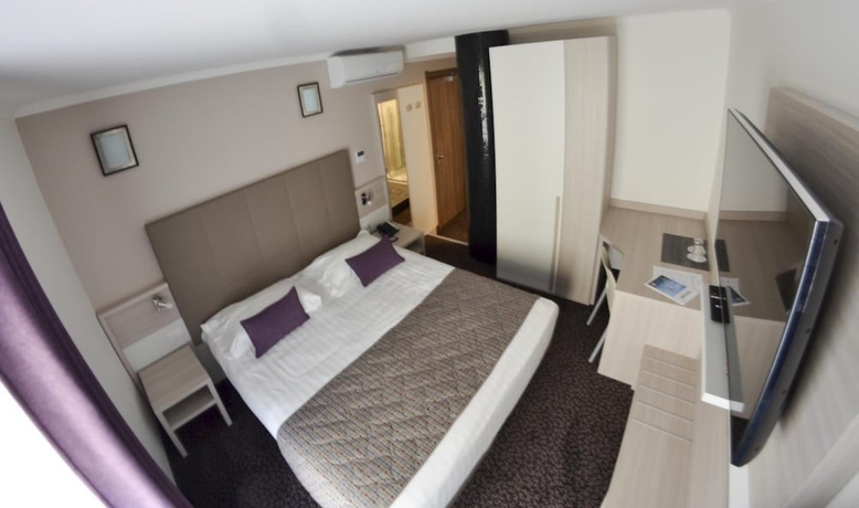 Imagen de la habitación del Hotel Savoy Evian. Foto 9