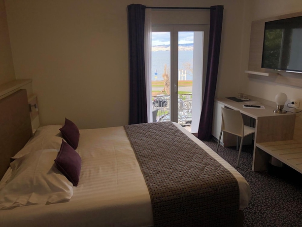 Imagen de la habitación del Hotel Savoy Evian. Foto 12