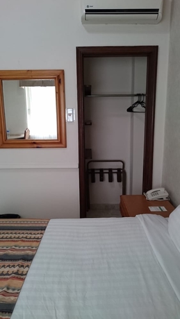 Imagen de la habitación del Hotel Savoy Express. Foto 11