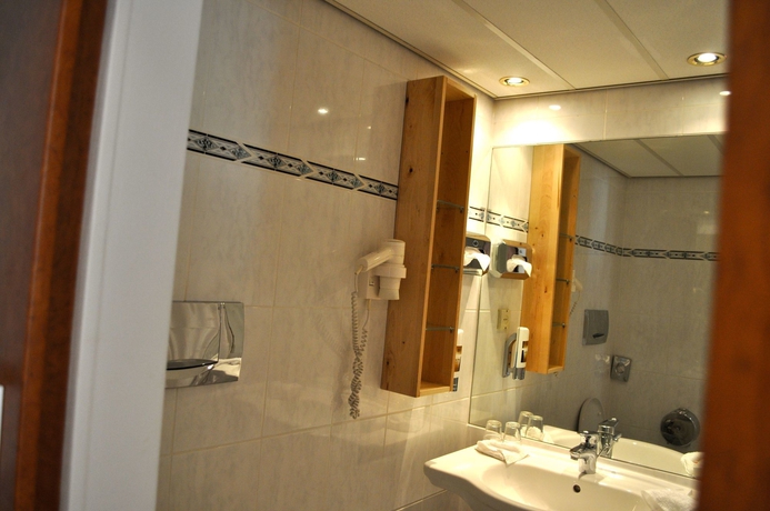 Imagen de la habitación del Hotel Savoy Frankfurt. Foto 6