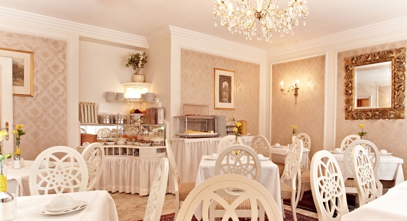 Imagen del bar/restaurante del Hotel Savoy Garni. Foto 3