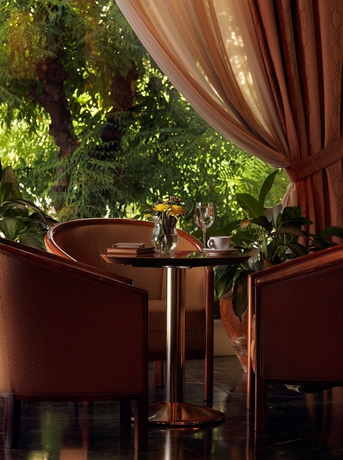 Imagen de los interiores del Hotel Savoy, Pireo. Foto 9