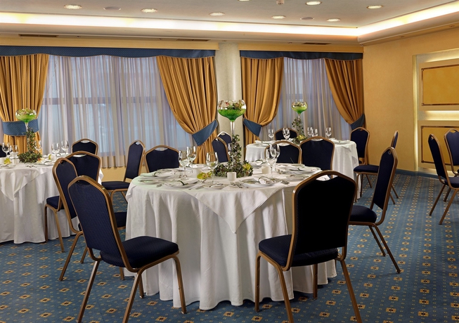 Imagen del bar/restaurante del Hotel Savoy, Pireo. Foto 4