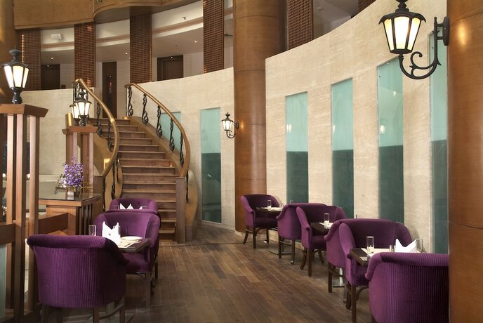 Imagen del bar/restaurante del Hotel Savoy Suites, Greater Noida. Foto 18