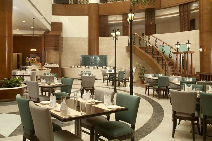 Imagen del bar/restaurante del Hotel Savoy Suites, Greater Noida. Foto 19