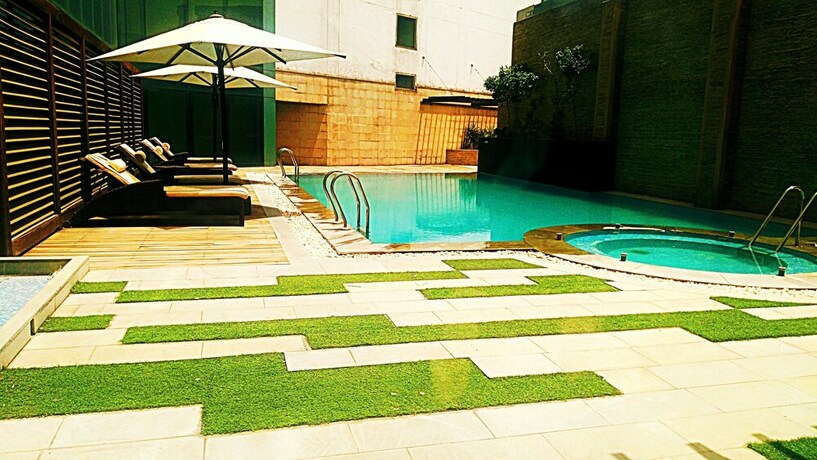 Imagen de la piscina del Hotel Savoy Suites, Greater Noida. Foto 26