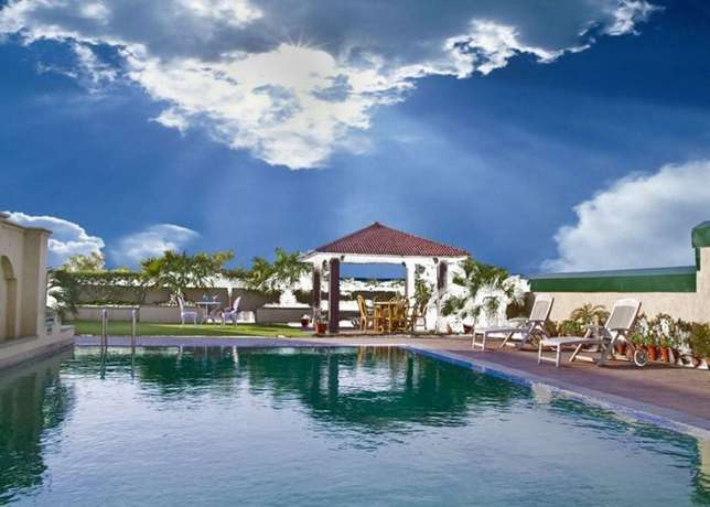 Imagen de la piscina del Hotel Savoy Suites Noida. Foto 11