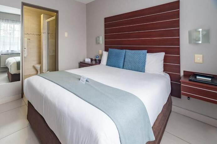 Imagen de la habitación del Hotel Savoy and Conference Centre. Foto 17