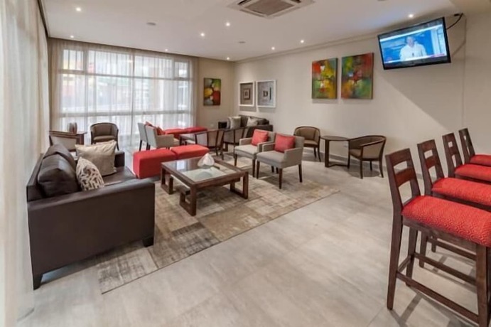 Imagen de la habitación del Hotel Savoy and Conference Centre. Foto 19