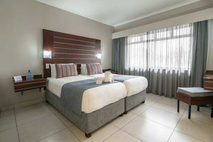 Imagen de la habitación del Hotel Savoy and Conference Centre. Foto 20