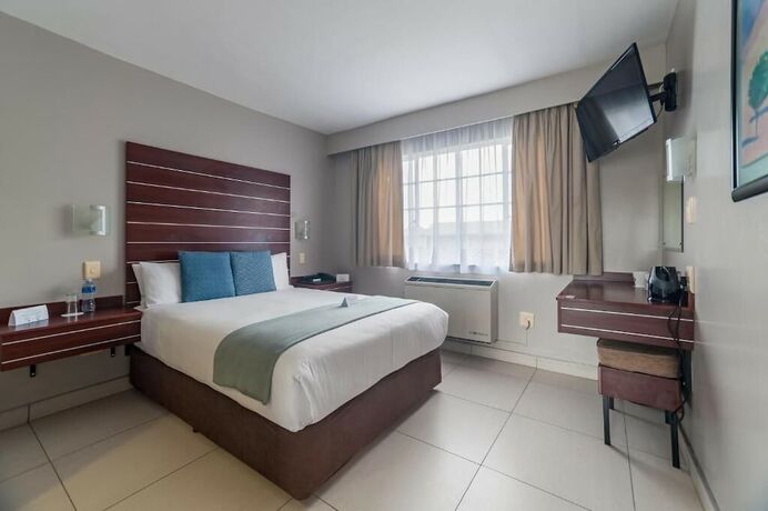 Imagen de la habitación del Hotel Savoy and Conference Centre. Foto 22