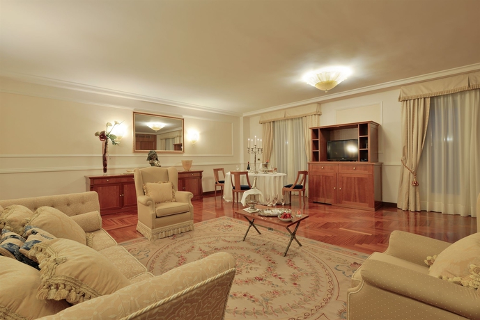 Imagen de los interiores del Hotel Savoy and Spa. Foto 12