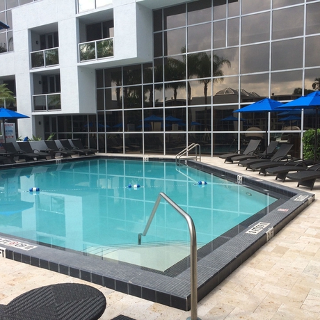 Imagen de la piscina del Hotel Sawgrass Grand. Foto 16