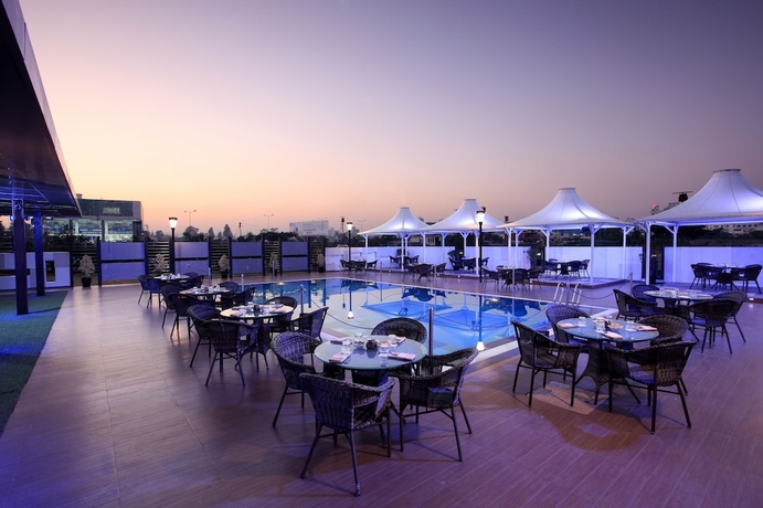 Imagen de la piscina del Hotel Sayaji Pune. Foto 18