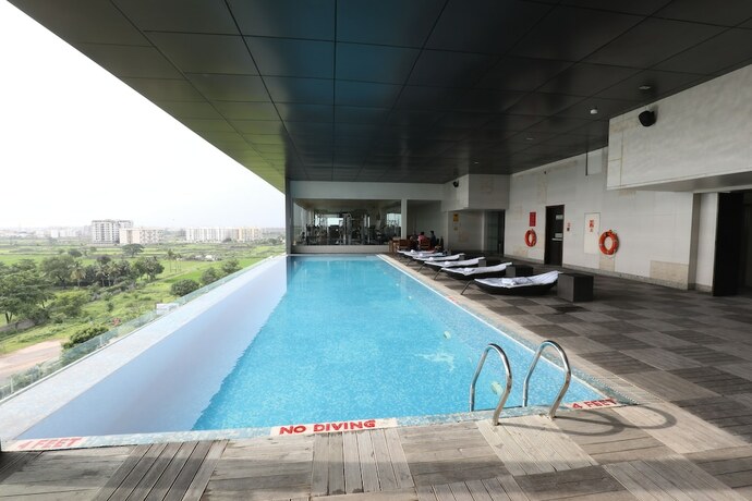 Imagen de la piscina del Hotel Sayaji Raipur. Foto 19