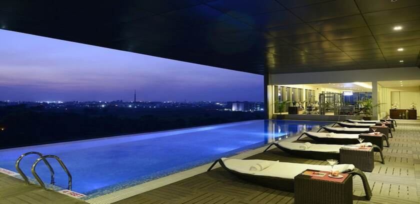 Imagen de la piscina del Hotel Sayaji Raipur. Foto 20