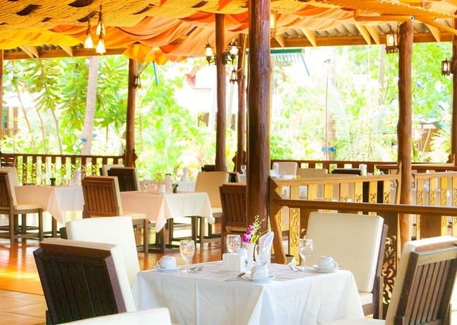 Imagen del bar/restaurante del Hotel Sayang Beach Resort. Foto 2