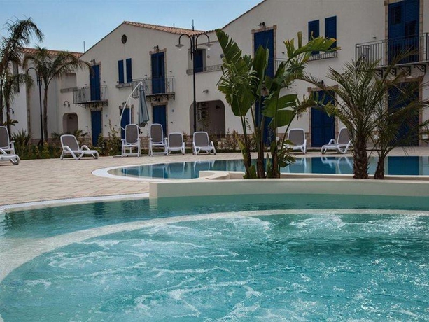 Imagen de la piscina del Hotel Scala Dei Turchi Resort. Foto 15