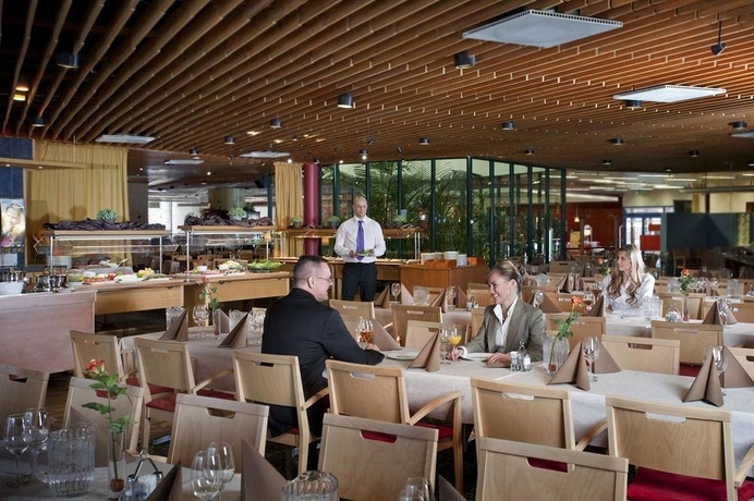 Imagen del bar/restaurante del Hotel Scandic Helsinki Aviacongress. Foto 2