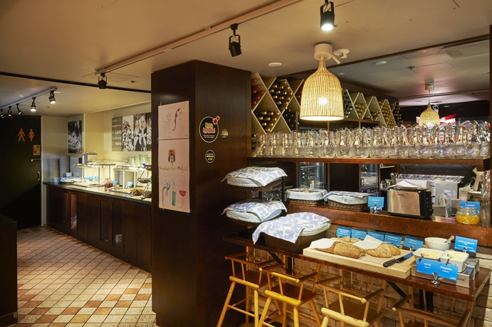 Imagen del bar/restaurante del Hotel Scandic Hyvink&auml;&auml;. Foto 2