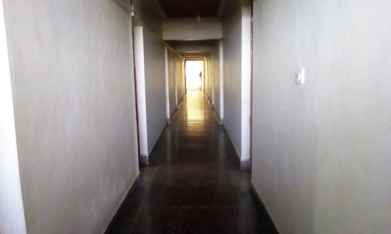 Imagen de los interiores del Hotel Scarlet Holiday Inn. Foto 11