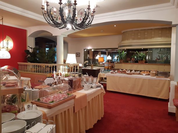 Imagen del bar/restaurante del Hotel Schedlers L&ouml;wenhotel Garni. Foto 10
