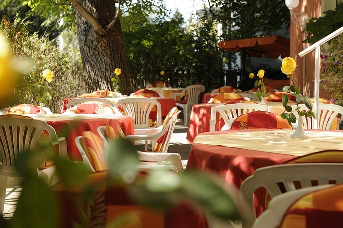 Imagen del bar/restaurante del Hotel Scherer. Foto 2