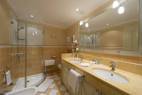 Imagen de la habitación del Hotel Schloss Seefels. Foto 3