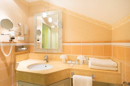 Imagen de la habitación del Hotel Schloss Seefels. Foto 6