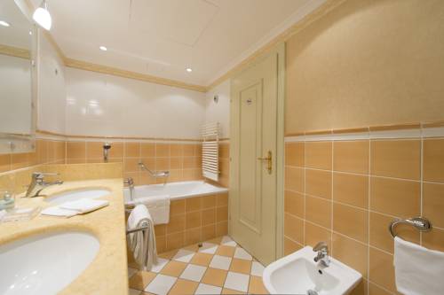 Imagen de la habitación del Hotel Schloss Seefels. Foto 14