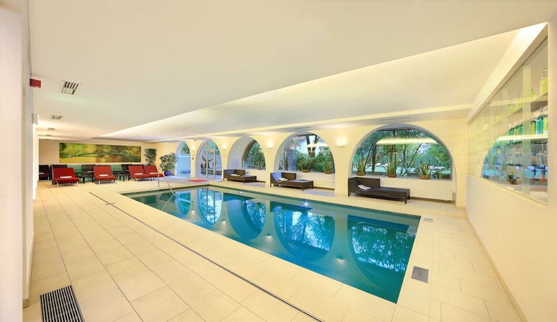 Imagen de la piscina del Hotel Schloss Weikersdorf. Foto 18