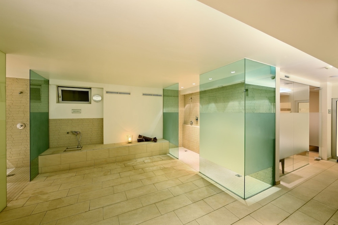 Imagen de la piscina del Hotel Schloss Weikersdorf. Foto 19