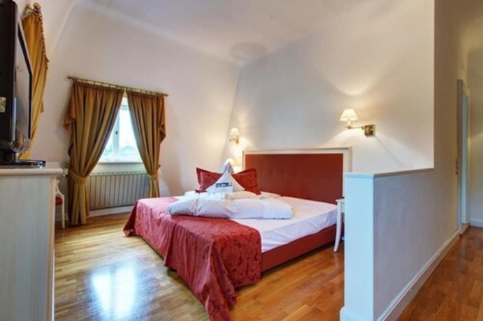 Imagen de la habitación del Hotel Schlosshotel Bad Neustadt. Foto 13