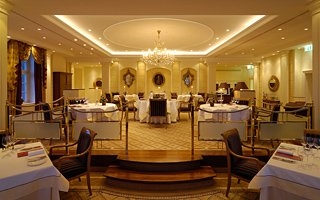 Imagen del bar/restaurante del Hotel Schlosshotel Buehlerhoehe. Foto 7