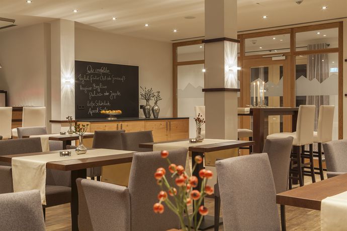 Imagen del bar/restaurante del Hotel Sch&uuml;le's Gesundheitsresort and Spa - Erwachsenenhotel. Foto 2
