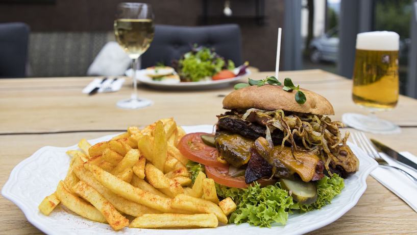 Imagen del bar/restaurante del Hotel Sch&uuml;tzenhof, M&uuml;llenacker. Foto 3