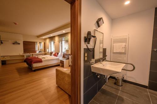 Imagen de la habitación del Hotel Schwarzbachtal Hideaway. Foto 20