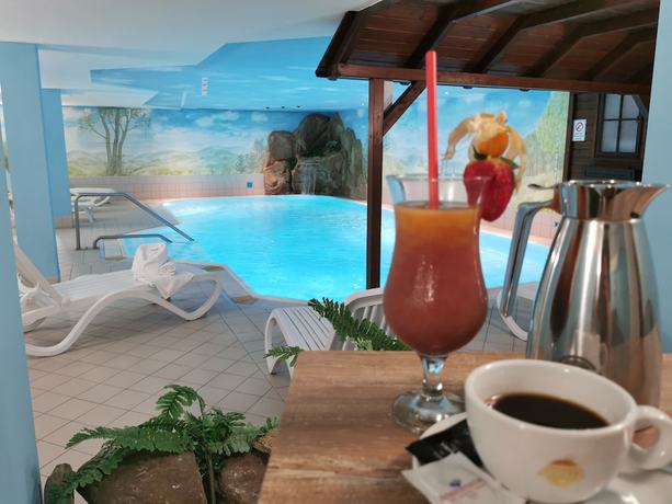 Imagen de la piscina del Hotel Schwarzbeersch&auml;nke. Foto 18