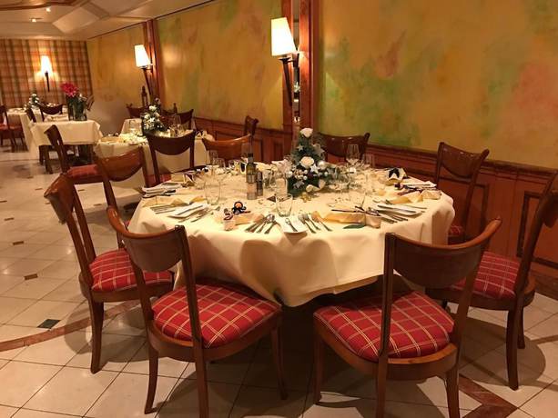 Imagen del bar/restaurante del Hotel Schwarzw&auml;lder Hof. Foto 13