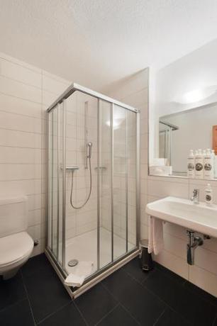 Imagen de la habitación del Hotel Schweizerhof Lenzerheide. Foto 8