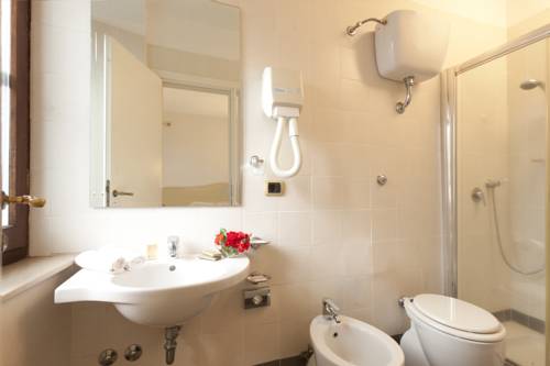 Imagen de la habitación del Hotel Scilla. Foto 8
